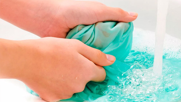 Как вывести пятна с платья